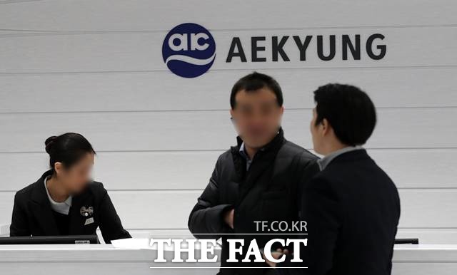 가습기 살균제 피해 사건을 재수사 중인 검찰이 지난 1월 15일 애경산업, SK케미칼, 이마트 등에 대한 압수수색을 진행하고 있다. 사진은 이날 서울 마포구에 위치한 애경산업 본사. /뉴시스