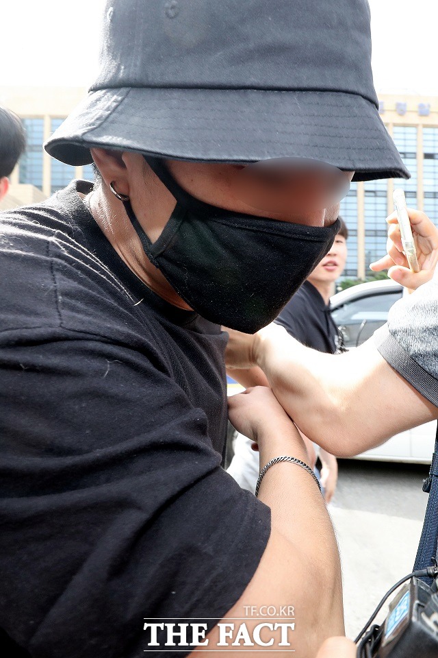 홍대 일본인 여성 폭행 동영상의 가해자로 지목된 한국 남성 A씨가 24일 오후 서울 마포경찰서에서 조사를 마치고 경찰서를 나서고 있다. /뉴시스