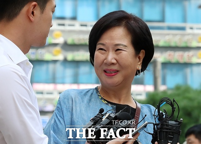 목포 부동산 투기 의혹을 받고 있는 무소속 손혜원 의원이 26일 오전 서울 양천구 서울남부지방법원에서 열린 1차 공판에 출석하며 취재진의 질문에 답하고 있다. /뉴시스