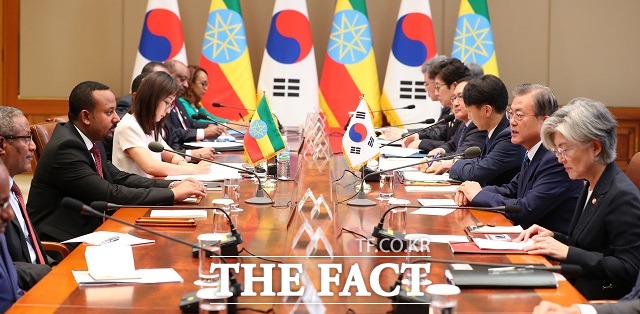 문재인 대통령이 26일 청와대 본관에서 한국을 공식 방문 중인 아비 아흐메드 알리 에티오피아 총리와 정상회담을 하고 있다. /뉴시스