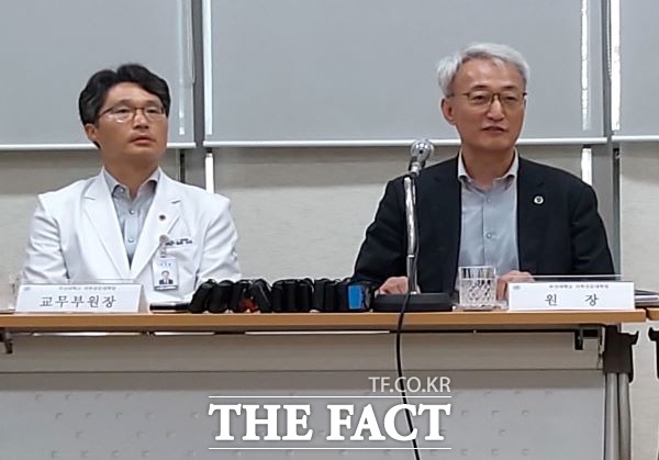 신상욱 부산대학교 의학전문대학원장은 26일 경남 양산캠퍼스 간호대학 세미나실에서 조국 법무부 장관 후보자 딸 조 모(28)씨를 둘러싼 장학금 특혜의혹과 관련한 입장을 발표하고 있다. /뉴시스