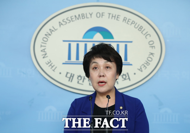 정춘숙 민주당 원내대변인이 27일 오후 국회 정론관에서 브리핑을 갖고 국민의 알권리와 후보자의 실체적 진실을 알릴 기회를 보장하기 위해 청문회 일정의 (여야 법사위 간사) 합의안을 대승적으로 수용한다고 밝혔다. /뉴시스