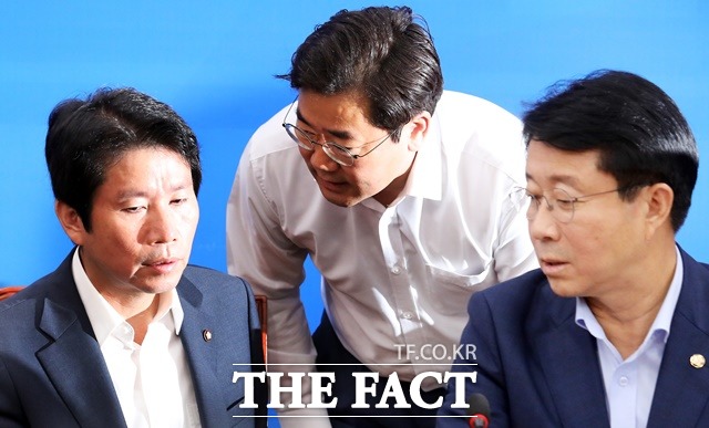 이인영 더불어민주당 원내대표(왼쪽)가 지난 26일 법사위원회 여야 간사가 합의한 조국 법무부 장관 후보자 인사청문회 일정에 강한 유감을 표했다. 27일 오전 국회에서 열린 민주당 원내대책회의에서 이 원내대표가 조정식 정책위의장(오른쪽), 박찬대 원내대변인과 대화를 나누는 모습. /뉴시스