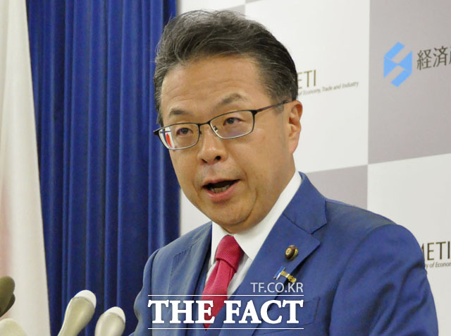 일본 정부가 예정대로 28일부터 한국을 화이트리스트에서 제외한다고 밝혔다. 세코 일본경제산업상이 27일 오전 각의 후 열린 기자회견에서 발언하는 모습. /AP·뉴시스