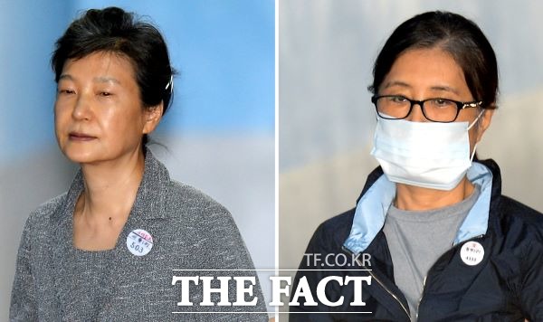 박근혜 전 대통령(왼쪽)과 최순실 씨가 2017년 8월 29일 국정농단 관련 60차 공판에 출석하는 모습/ 뉴시스