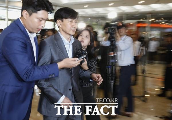 조국 법무부 장관 후보자가 28일 서울 종로구 인사청문회 준비 사무실로 출근하고 있다. /뉴시스