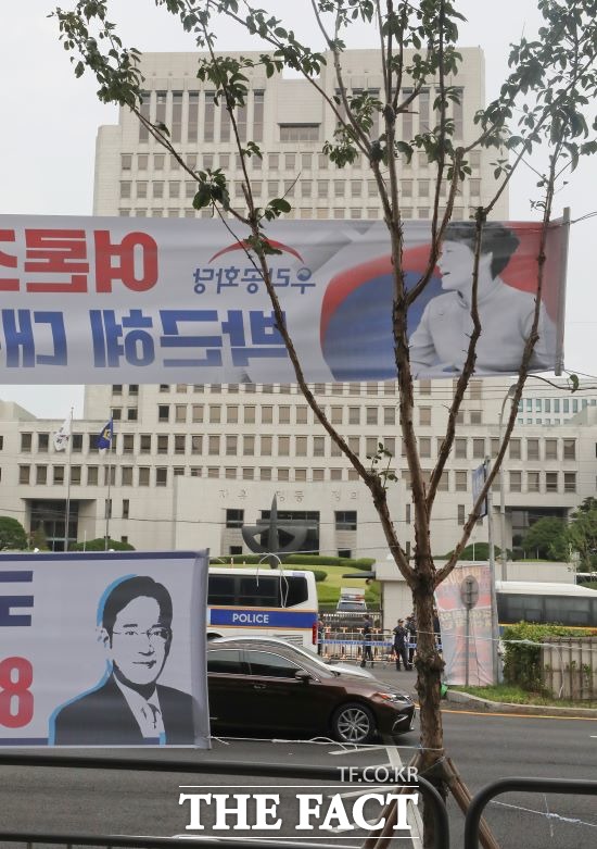박근혜 전 대통령과 이재용 삼성전자 부회장, 최순실 씨의 국정농단 사건에 대한 대법원의 상고심일인 29일 대법원 앞에 관련된 플래카드가 걸려 있다. /뉴시스