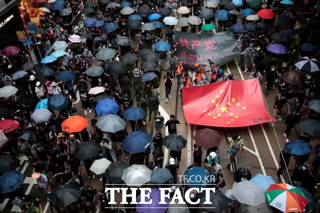 지난달 31일 홍콩 시위대가 경찰 반대에도 거리로 나와 시위를 벌이고 있다. /뉴시스.AP