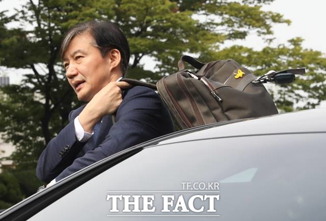 조국 법무부 장관 후보자가 기자간담회를 하기 위해 2일 서울 여의도 국회로 들어서고 있다./뉴시스