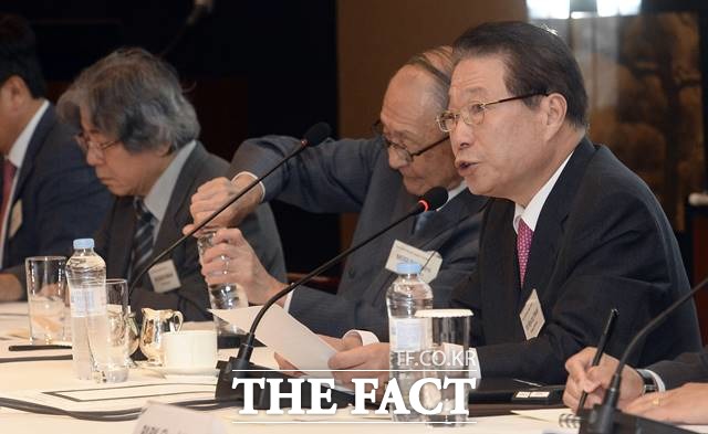 유명환(오른쪽) 한국측 회장이 2015년 8월27일 오후 서울 용산구 그랜드 하얏트 서울에서 한국국제교류재단(KF)·일본국제교류센터 공동 주최로 열린 제23차 한일포럼에 참석해 개회사를 하고 있다./뉴시스