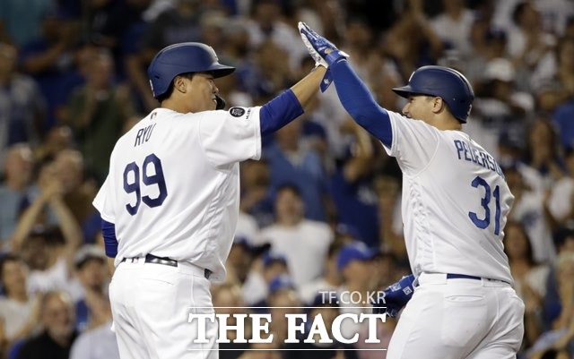 류현진이 4회말 안타를 치고 나간 뒤 다음 타자 작 피더슨의 투런홈런으로 홈을 밟은 뒤 기쁨을 나누고 있다./LA=AP.뉴시스