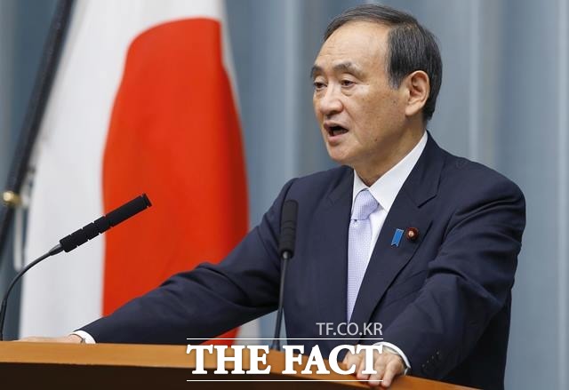 일본 경제산업성은 22일 기자회견을 열고 지소미아를 둘러싼 한국 정부와의 조정 결과에 수출 규제조치에 변화는 없다고 전했다. 지난달 기자회견을 하고 있는 스가 요시히데 일본 관방장관의 모습. /AP.뉴시스