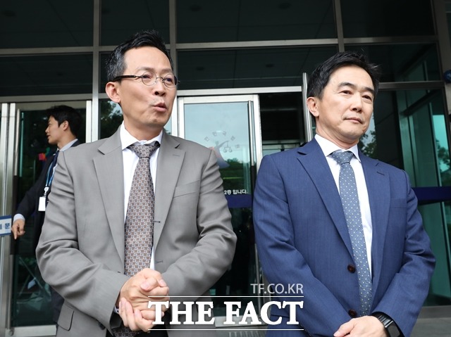 가수 유승준의 비자발급 거부 취소 소송 파기환송심 공판이 열린 20일 오후 서울 서초구 서울고등법원 별관에서 변론을 마치고 나온 유승준의 법률대리인 임상혁(왼쪽), 윤종수 변호사가 기자들의 질문에 답하고 있다. /뉴시스