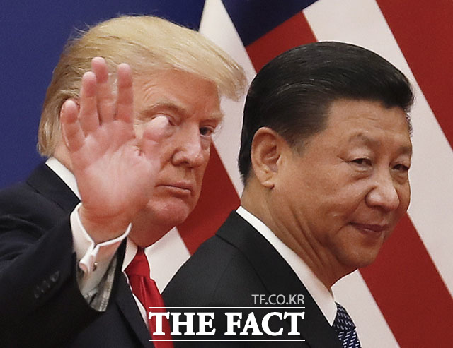 전문가들은 북한 비핵화와 한반도 평화프로세스에서 미중 무역갈등이 영향을 미칠 거라고 내다봤다. 지난 2018년 중국을 방문한 도널드 트럼프 미 대통령과 시진핑 중국 국가주석. /AP.뉴시스