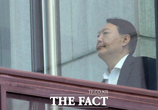 윤석열 검찰총장이 23일 오전 서울 서초구 대검찰청에서 점심식사를 위해 구내식당으로 이동하고 있다. /뉴시스