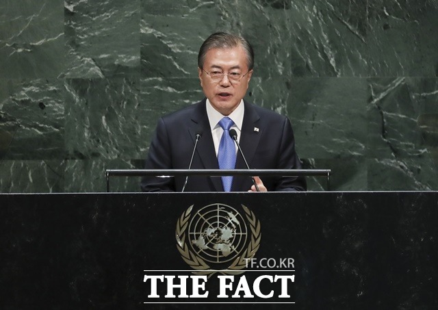문재인 대통령이 24일(현지시간) 미국 뉴욕에서 열린 유엔총회에서 비무장지대를 국제평화지대로 만들자고 제안했다. 문 대통령이 뉴욕 유엔본부 본회의장에서 기조연설을 하고 있다. /뉴시스