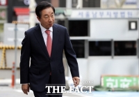  'KT 채용비리' 김성태 첫 재판…혐의 전면 부인