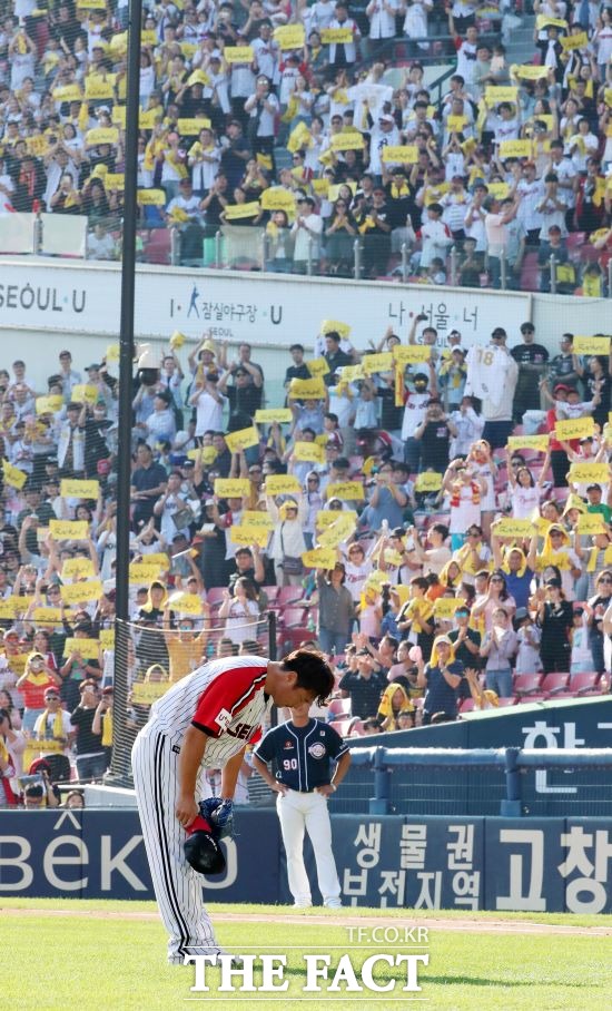 29일 오후 서울 잠실야구장에서 열린 ‘2019 신한은행 MY CAR KBO리그’ 두산 베어스 대 LG 트윈스의 경기를 끝으로 은퇴하는 LG 이동현 선수가 마운드를 내려가며 팬들에게 인사를 하고 있다./뉴시스