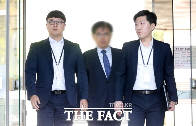 삼성바이오로직스의 4조5천억원대 분식회계 의혹과 관련된 증거 인멸 혐의 등을 받고 있는 자회사 삼성바이오에피스 양 모 상무가 지난 4월 서울 서초구 서울중앙지법에서 열린 영장실질심사(구속 전 피의자 심문)에 출석하고 있다. /뉴시스