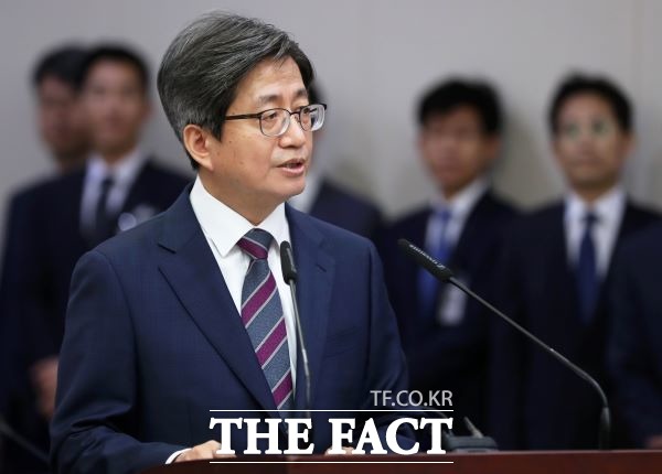김명수 대법원장이 2일 오전 서울 서초구 대법원에서 열린 국회 법제사법위원회의 대법원 국정감사에서 인사말을 하고 있다. /뉴시스