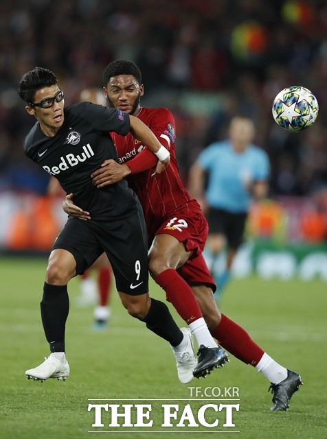 황소 황희찬(왼쪽)이 3일 영국 리버풀 안필드에서 열린 UCL E조 2차전에서 전반 39분 유럽 최고 수비수 판 다이크를 농락하는 개인기로 따돌리며 2경기 연속골 터뜨렸다./리버풀(영국)=신화.뉴시스