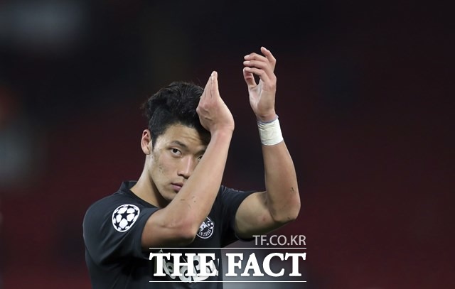 3일 디펜딩 챔피언 리버풀을 상대로 1골 1도움을 기록한 황희찬이 경기후 팬들의 성원에 박수로 답하고 있다./리버풀=AP.뉴시스