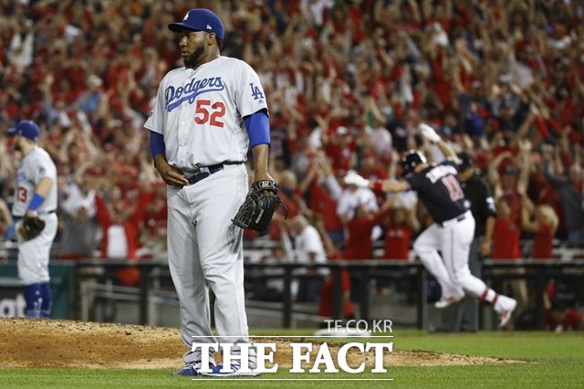 LA 다저스 투수 페드로 바에스(왼쪽)가 8일 워싱턴과 NLDS 4차전 5회말 라이언 짐머만에게 3점 홈런을 얻어맞은 뒤 머쓱한 표정을 짓고 있다./워싱턴=AP.뉴시스