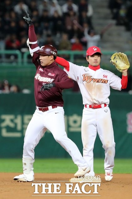 케이토토는 17일(목) 오후 6시30분에 고척스카이돔에서 열리는 2019 KBO 포스트시즌 플레이오프 3차전 키움-SK전을 대상으로 야구토토 매치 8회차 게임을 발매한다. 사진은 2차전 장면./인천=뉴시스