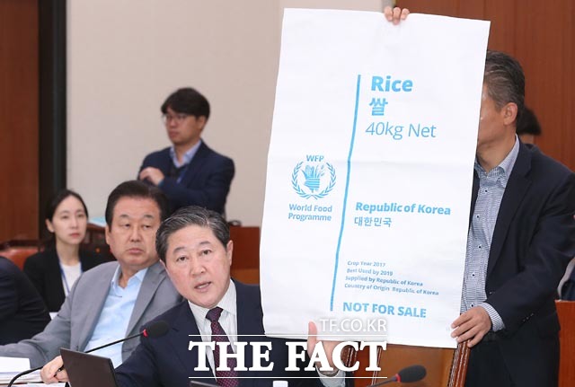 유기준 자유한국당 의원이 17일 오전 서울 여의도 국회에서 열린 외교통일위원회의 국정감사에서 WFP를 통해 국내산 쌀 5만톤 대북식량지원을 계획한 통일부가 사전 제작했던 북한 쌀포대를 공개하면서 질의를 하고 있다. /뉴시스