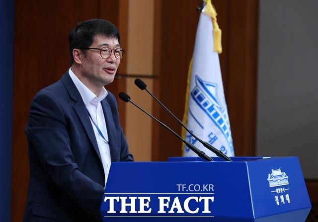 황덕순 청와대 일자리수석은 20일 춘추관에서 열린 기자간담회에서 주52시간제 확대 시행과 관련해 국회에서 탄력근로제 입법이 되지 않을 경우 입법 상황을 보면서 정부 차원의 계도 기간 (설정) 등을 포함한 보완 방안을 준비하고 있다고 밝혔다. /뉴시스