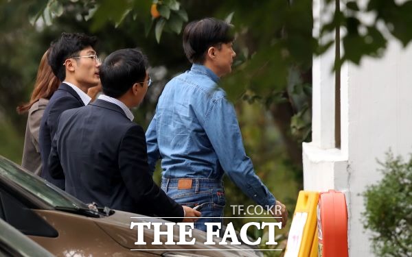 조국 전 법무부 장관이 지난 10월 22일 서울 방배동 자택으로 들어서고 있는 모습. /뉴시스