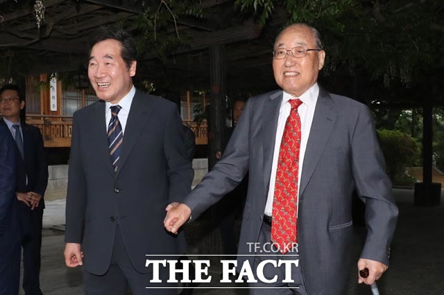 노신영 전 국무총리가 별세했다. 향년 89세. 이낙연 국무총리가 노 전 총리의 손을 잡고 이동하고 있는 모습. /뉴시스