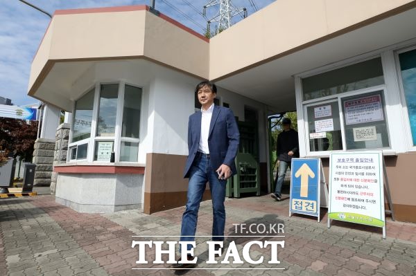 조국 전 법무부 장관이 24일 오전 경기 의왕시 서울구치소에서 부인 정경심 교수 접견을 마친 후 구치소를 나서고 있다. /뉴시스