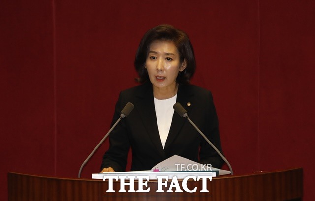 여야 4당이 29일 나경원 자유한국당 원내대표의 국회 교섭단체 대표연설을 한목소리로 비판했다. 나 원내대표가 이날 오전 국회 본회의장에서 연설하는 모습. /뉴시스