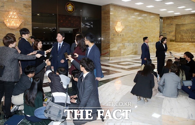 이인영(왼쪽) 더불어민주당 원내대표와 나경원 자유한국당 원내대표가 29일 오전 서울 여의도 국회 본회의장 앞에서 기자들의 질문에 답변하고 있다. /뉴시스