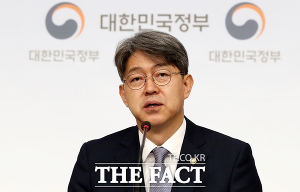 강신욱 통계청장이 29일 오전 서울 종로구 외교부 청사 브리핑실에서 2019년 8월 경제활동인구 근로형태별 부가조사결과 관련 브리핑을 하고 있다. /뉴시스