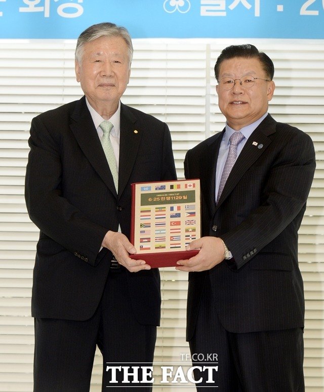 한국자유총연맹의 300만 회원 시대 선포식이 열린 2015년 9월 서울 중구 한국자유총연맹에서 이중근 부영그룹 회장이 허준영 한국자유총연맹 회장에게 6.25전쟁 1129일 도서 151만부를 기증하고 있다. /뉴시스