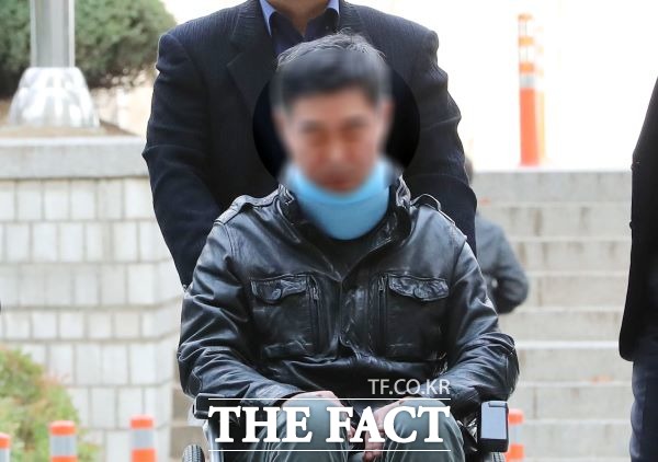 조국 전 법무부 장관 동생 조 모씨가 지난 10월 31일 오전 서울중앙지방법원에 출석해 영장심사를 받기 법정으로 이동하고 있다. /뉴시스