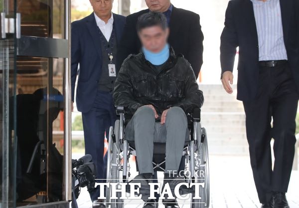 조국 전 법무부 장관 동생 조 모씨가 31일 오전 서울중앙지방법원에 출석해 영장심사를 받기 법정으로 이동하고 있다. /뉴시스