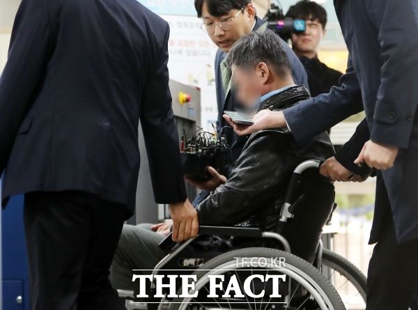 조국 전 법무부장관 동생 조 모씨가 지난해 10월 31일 오전 영장실질심사를 받기 위해 서울중앙지방법원에 출석해 법정으로 이동하고 있다. /뉴시스