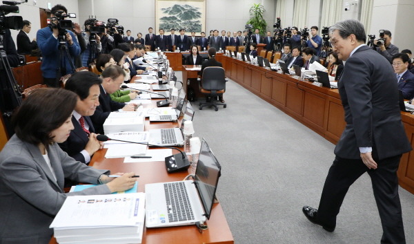 1일 대통령 비서실 등을 대상으로 열린 국회 운영위원회 국정감사에서 나경원 자유한국당 원내대표의 자녀 입시 특혜 의혹과 관련해 여당 의원이 질의하자 한국당 의원들이 반발하며 고성이 오갔다. 나 원내대표에게 인사하는 노영민 청와대 비서실장. /뉴시스