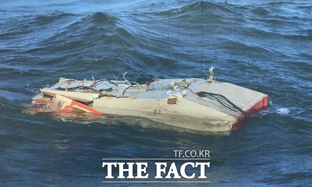 해경이 1일 경북 독도 인근 해상에서 지난밤 추락한 소방헬기를 수색 중이다. 사진은 14시 58분경 해경이 발견한 기체 일부 및 부유물품의 모습. (사진=해양경찰청 제공)./뉴시스