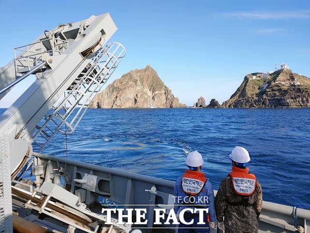 해군이 2일 오전 경북 독도 인근 해상 청해진함에서 소방헬기 수중탐색 및 인양작전을 위한 수중무인 탐색하고 있다. (사진=동해지방해양경찰청 제공)/뉴시스