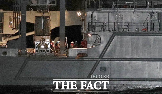 소방헬기 추락사고가 발생한지 나흘째인 3일 오전 7시30분부터 추락한 독도 헬기의 동체 정밀 탐색에 들어갔다. 사진은 2일 오후 경북 울릉군 독도 인근 사고현장에서 시신 2구를 인양한 청해진함에서 수습한뒤 해경고속단정을 기다리고 있다 .【독도=뉴시스】
