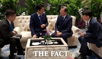  文대통령, 아베와 13개월 만에 11분간 환담