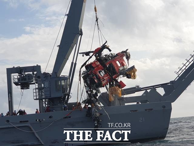 해군 청해진함 장병들이 3일 오후 독도 인근 해상에서 바다로 추락해 수심 78ｍ에 가라앉았던 소방헬기 동체를 인양하고 있다. (사진=동해지방해양경찰청 제공). /뉴시스