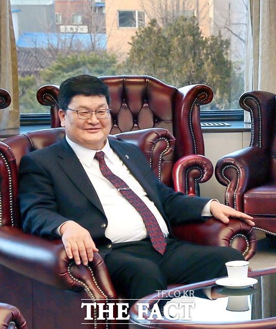 승무원 성추행 혐의를 받고 있는 오드바야르 도르지 몽골 헌법재판소장이 한국으로 6일 입국해 경찰 조사를 받고 있다. 사진은 지난해 12월 18일 서울 종로구 헌법재판소를 방문한 오드바야르 도르지(ODBAYAR Dorj). /뉴시스