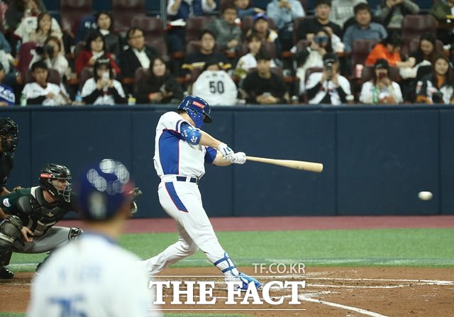 한국의 김현수가 6일 오후 서울 고척스카이돔에서 열린 호주와 2019 프리미어 12 C조 예선 1차전 2회말 1사 2루에서 선제 1타점 적시타를 터뜨리고 있다./고척 스카이돔=뉴시스