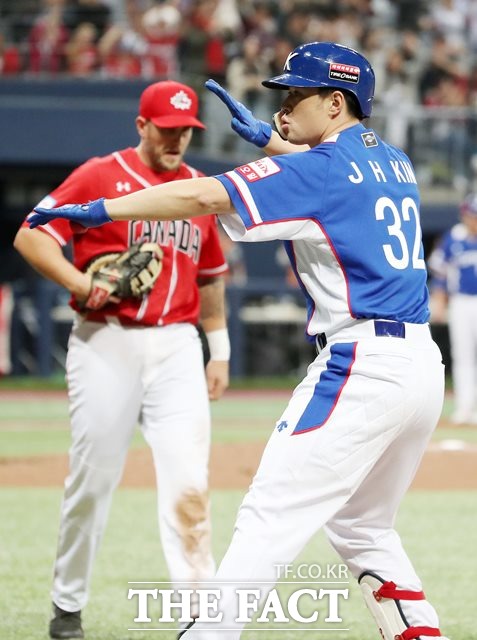 한국 지명타자 김재환이 7일 캐나다와 2019 WBSC 프리미어 12 서울 라운드 C조 2차전 6회 초 2사 만루에서 2타점 우전 안타를 친 후 기뻐하고 있다./고척 스카이돔=뉴시스