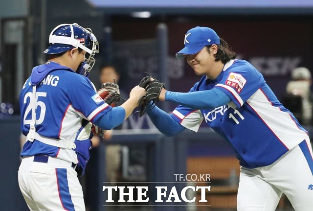 한국의 조상우가 7일 캐나다와 2019 프리미어12 C조 2차전에서 8회 1사 2루의 실점 위기를 막고 9회를 무실점으로 틀어막으며 3-1 승리를 지킨 뒤 포수 양의지와 기쁨을 나누고 있다,/고척 스카이돔=뉴시스